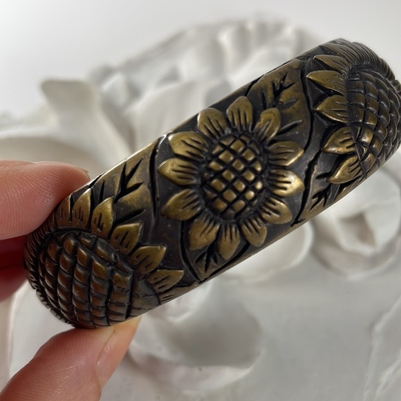 SUNFLOWER Embossed Resin Bangle - Picture 6 of 6